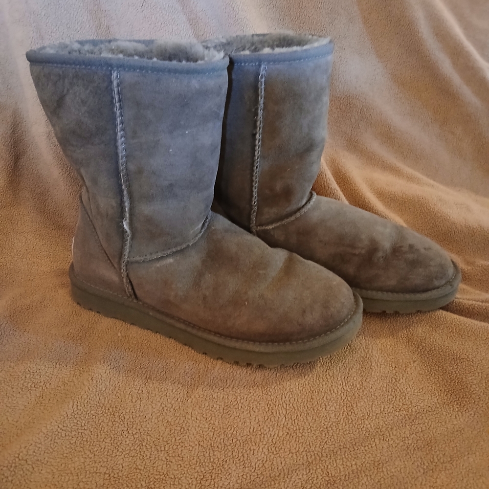 Gray Winter Boots with Plush Lining and Suede Finish